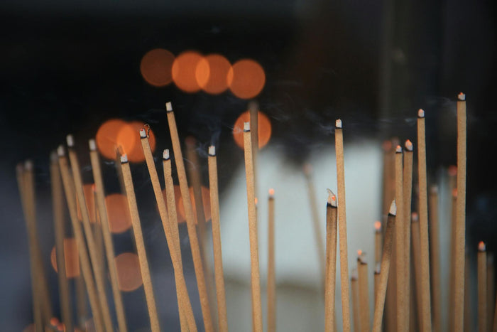 I migliori incensi – prodotti in modo equo, naturali & ideali per principianti 🌿