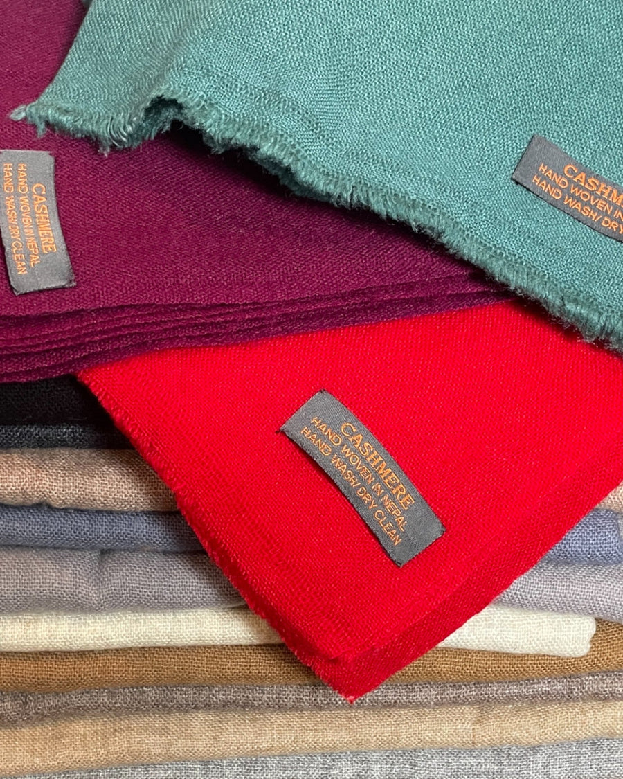 Sciarpe in cashmere tessute a mano dal Nepal: la tradizione incontra il lusso
