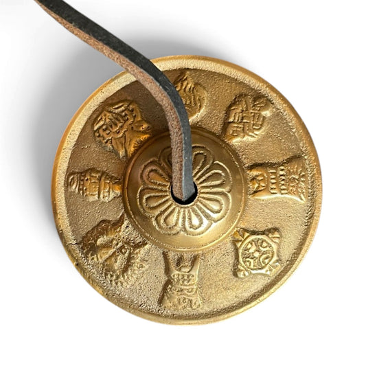 Tingsha 8 cm vue de dessus – fleur de lotus et huit symboles tibétains porte-bonheur (Tashi Tagye) en laiton, boutique tibétaine Berne