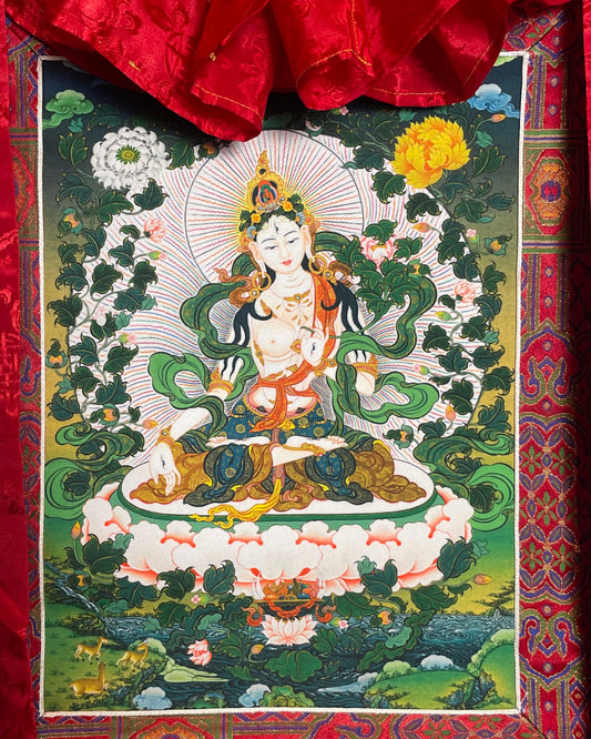 Nahaufnahme der Weissen Tara auf dem Thangka mit Strahlenkranz, Pfingstrosen und Hirschen