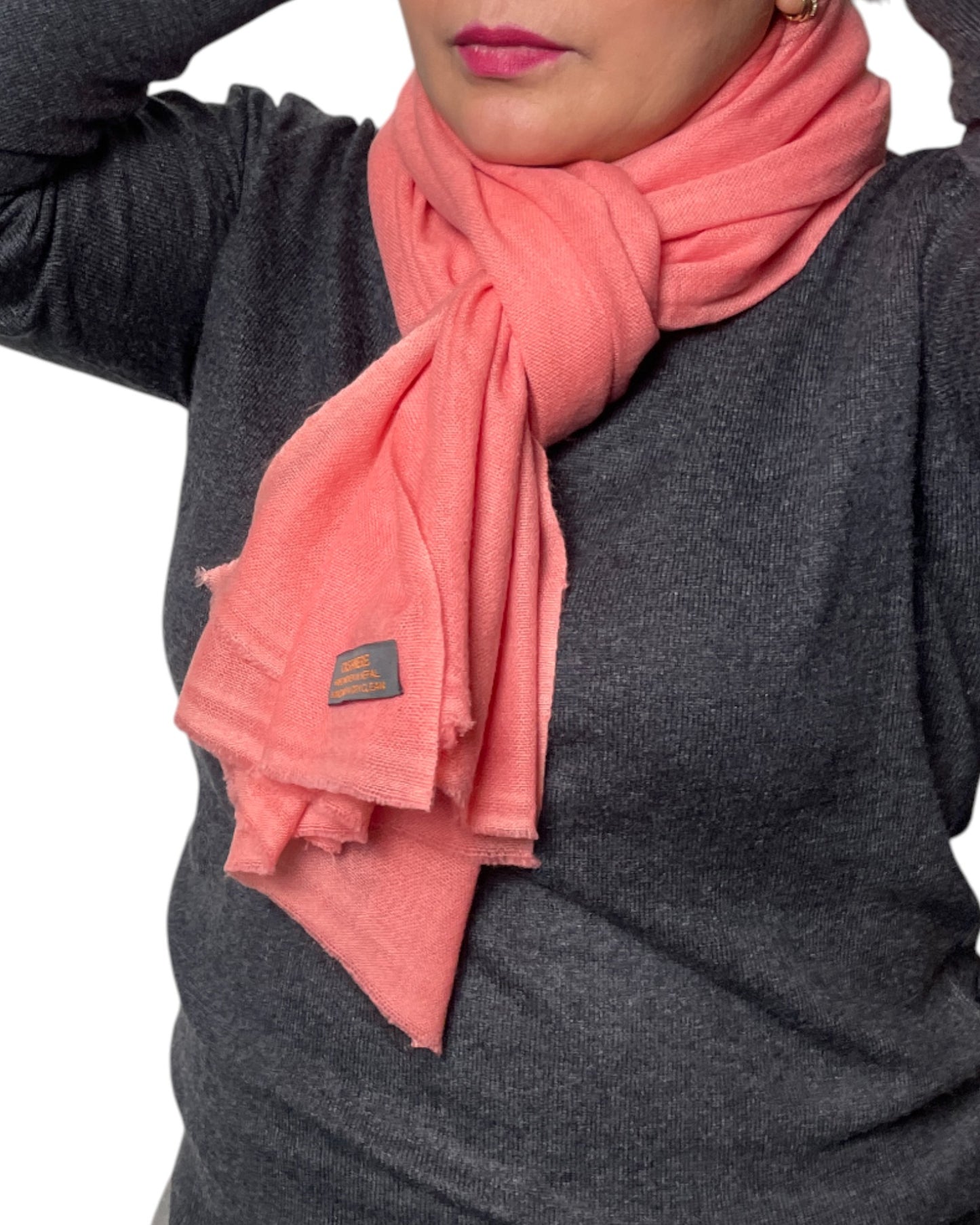 „Coral Glow“ – Handgewebter Kaschmir-Schal aus Nepal gebunden