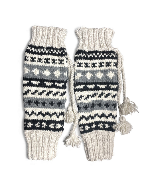 „Dolpo“ – Handgestrickte Nepal-Beinstulpen draussen Front