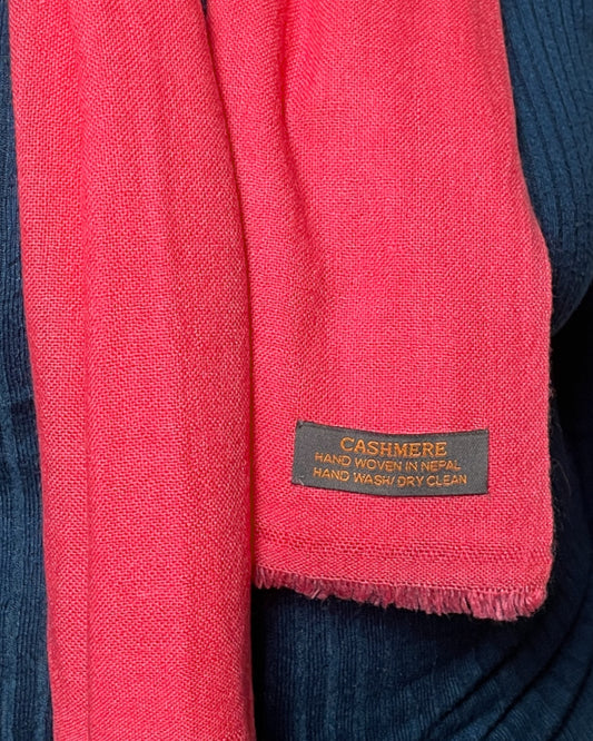 „Electric Rose“ – Handgewebter Kaschmir-Schal aus Nepal Titel nahe