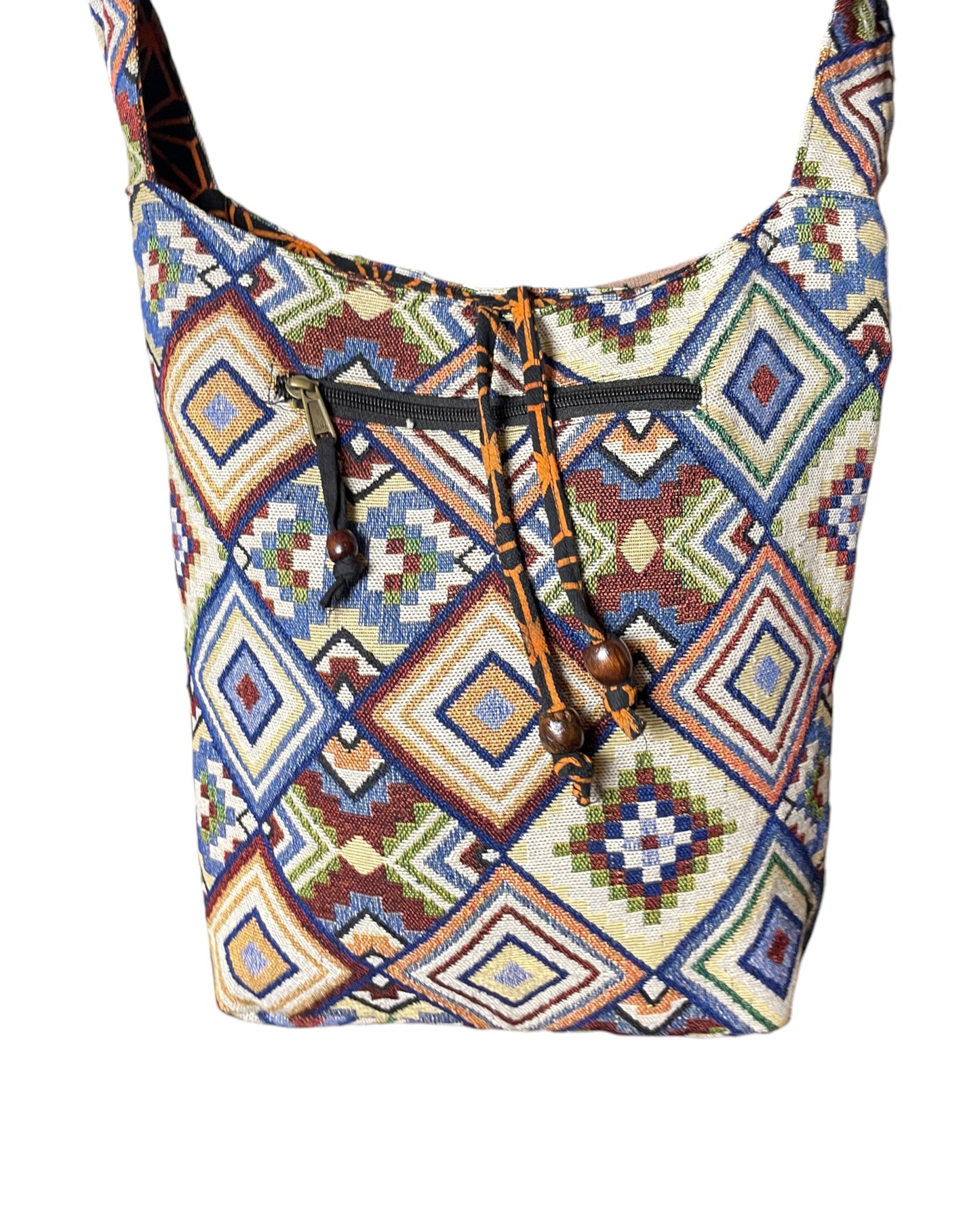 Freigestelltes Produktbild der blauen Boho Stofftasche mit Fokus auf das farbenfrohe ethnische Muster.