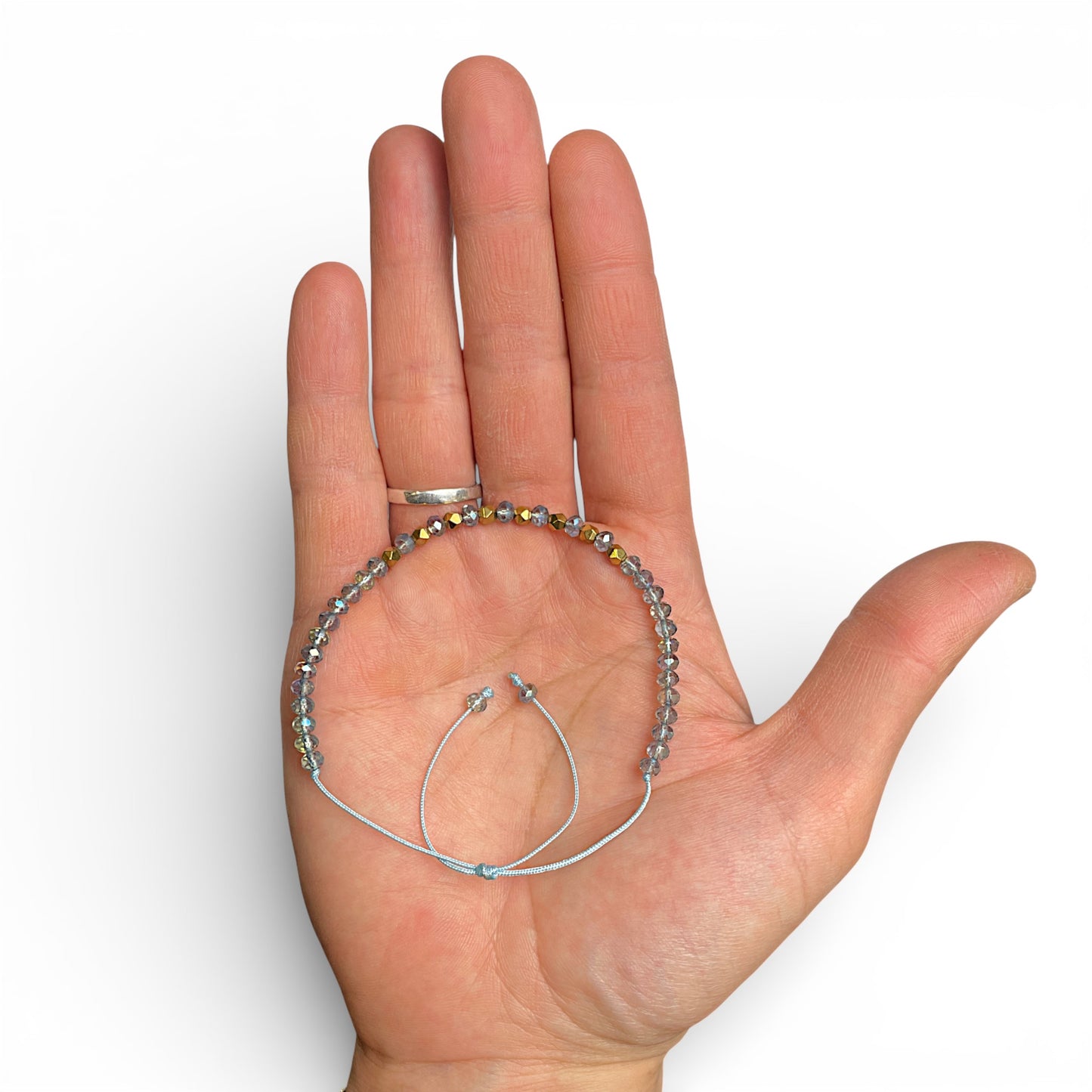 Hellblaues-Perlenarmband-Aurora-Borealis-auf-Hand-Tibet-Shop-Online-Schweiz