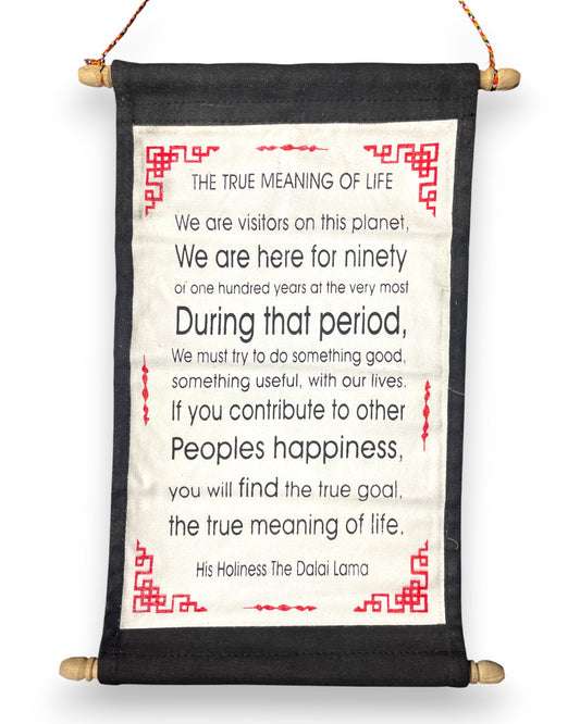 Wandbehang Der wahre Sinn des Lebens Tibetische Thangka-Schriftrolle mit Dalai Lama Zitat Nah