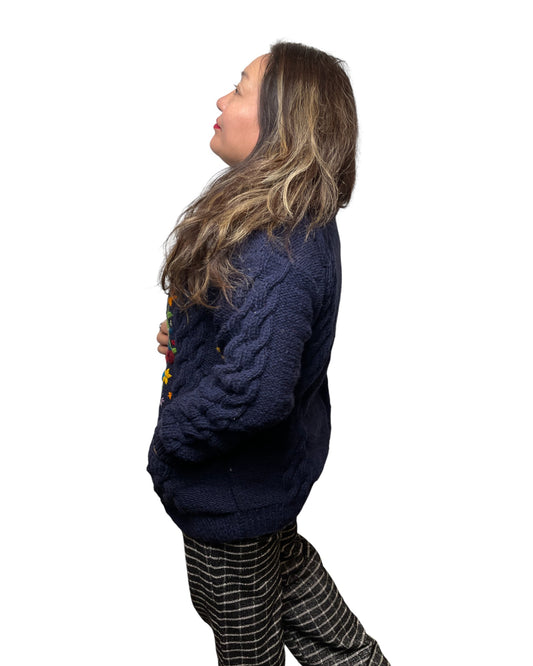 „Lali“ – Handgestrickter & Bestickter Nepal-Cardigan Seite