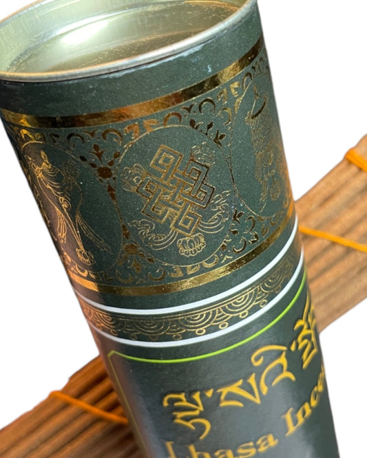 Lhasa Tibetische Raeucherstaebchen Traditioneller Weihrauch aus der Himalaya-Tradition gross Detail der goldenen Verzierungen auf der Dose