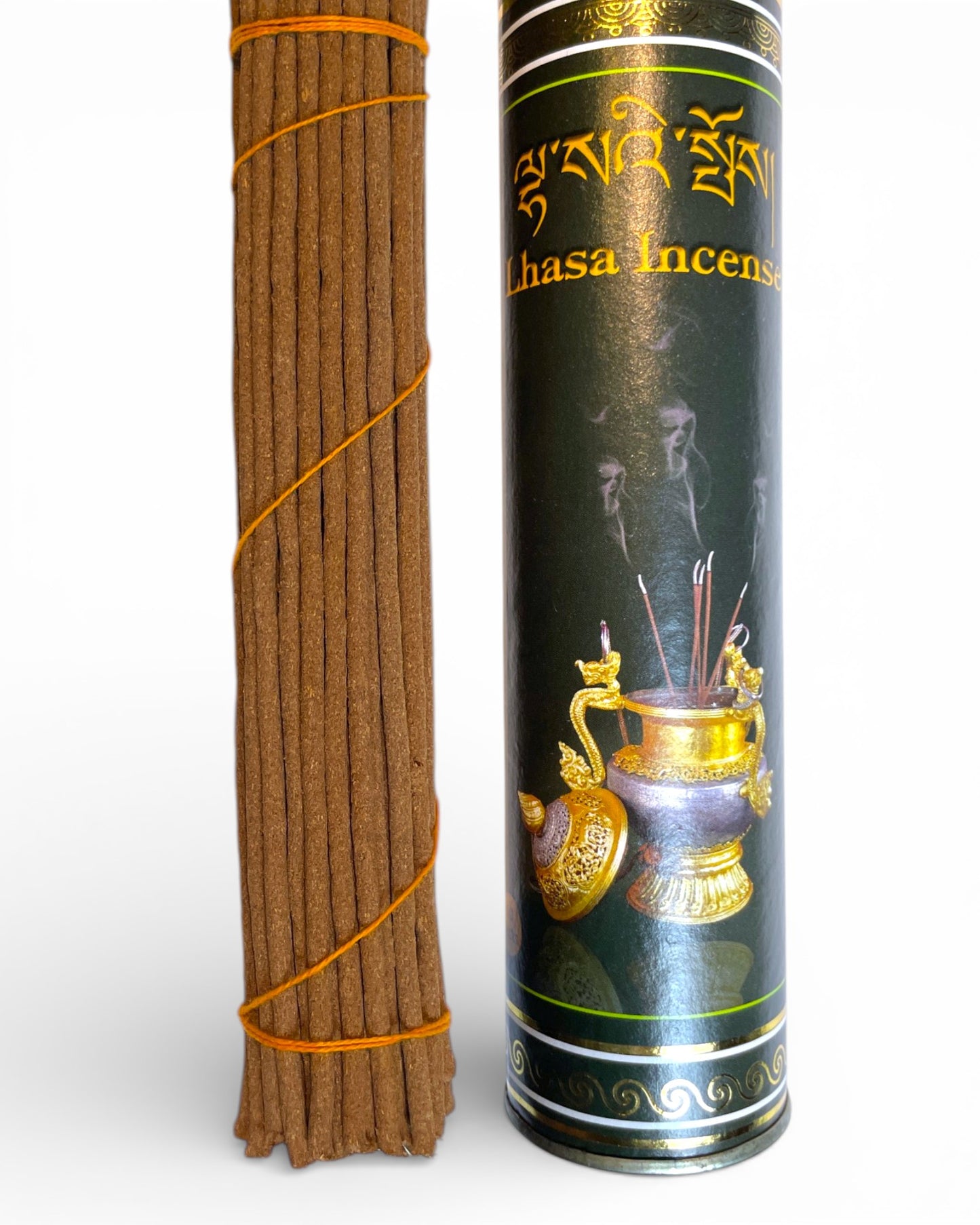 Lhasa Tibetische Raeucherstaebchen Traditioneller Weihrauch aus der Himalaya-Tradition gross Detailaufnahme der Staebchen und Dose