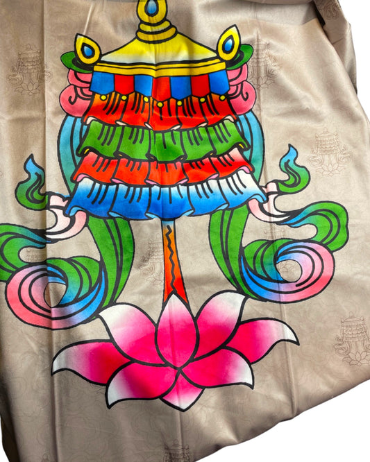 Nahaufnahme Kostbarer Schirm Chatra Motiv auf beigem Samtvorhang Potala Collection