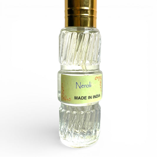 Nahaufnahme Neroli Parfuem Spray Glasflasche mit Etikett Made in India