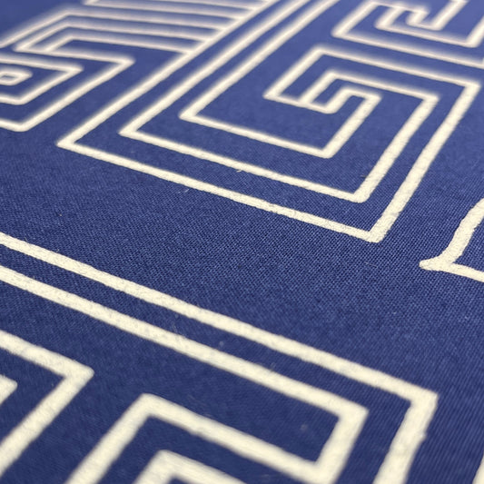 Nahaufnahme Textur und Druck der Potala Bettwaesche in Dunkelblau und Weiss