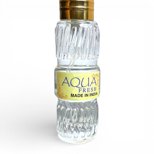 Nahaufnahme der Glasflasche Aqua Fresh Natuerliches Spray Parfuem Made in India