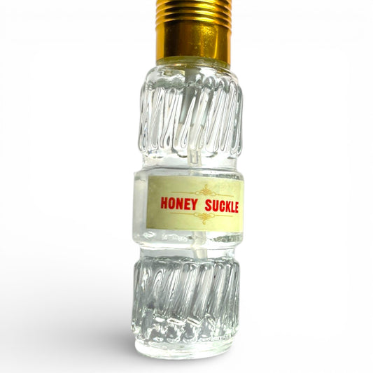 Nahaufnahme der Glasflasche Geissblatt Honey Suckle Parfuem Spray mit Etikett