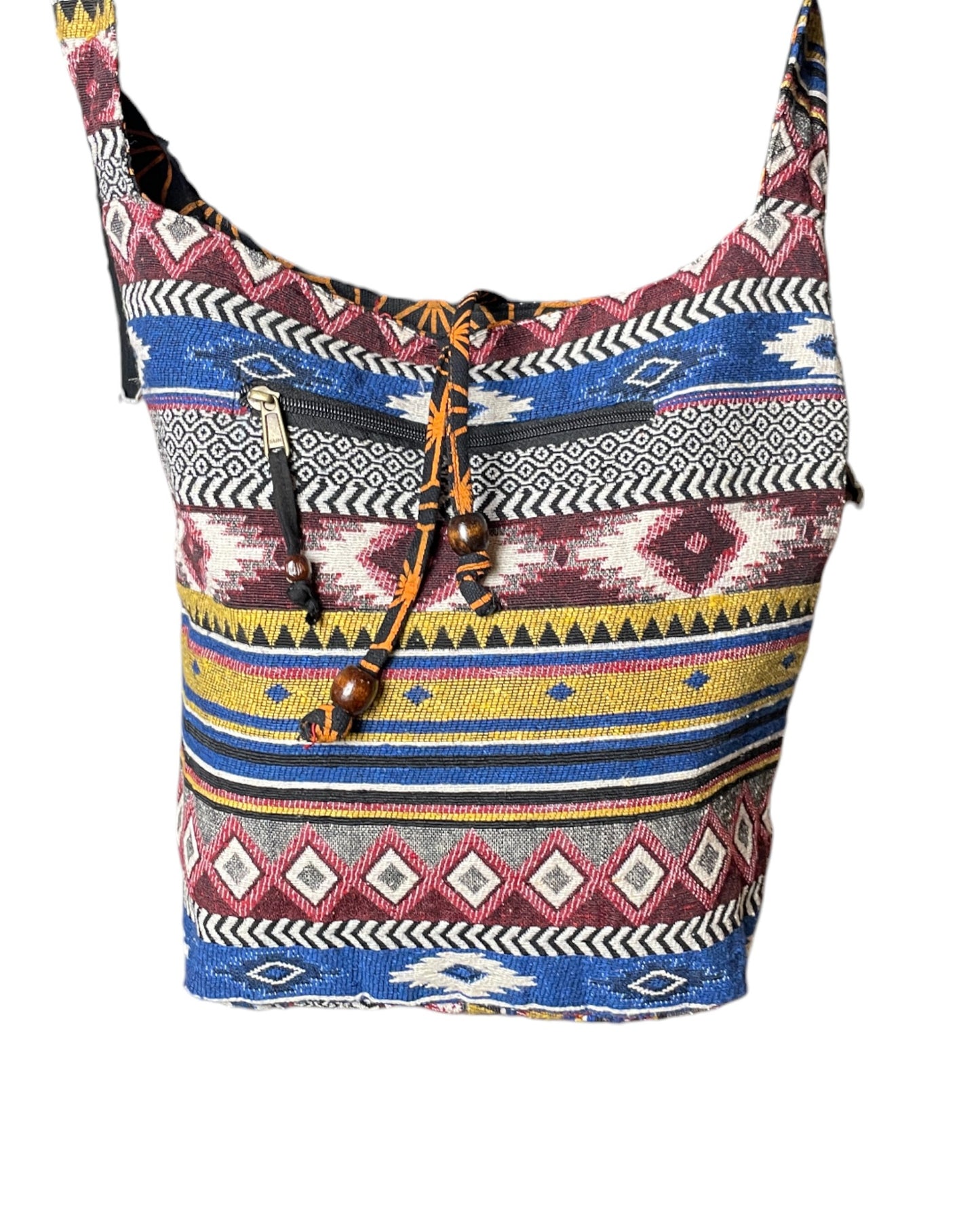 Nahaufnahme der blauroten Umhängetasche mit detailliertem Ethno-Webmuster und Kordelzug mit Perlen.