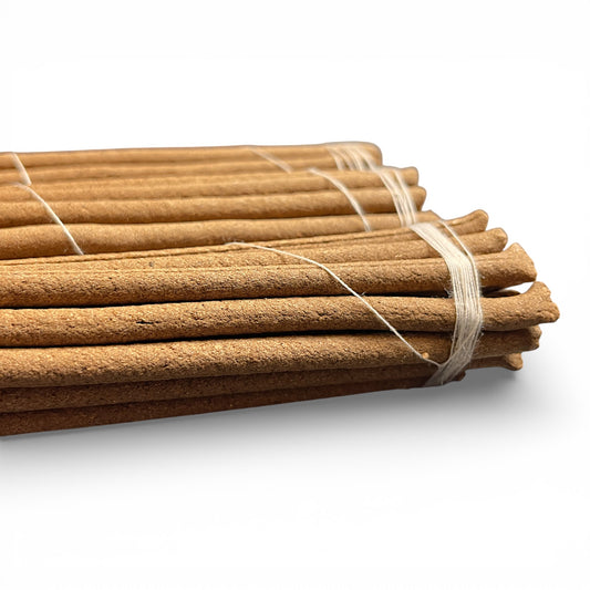 Nahaufnahme der dicken braunen tibetischen Heilkraeuter-Raeucherstaebchen ohne Holzkern - Himalaya Vibes Online Shop.