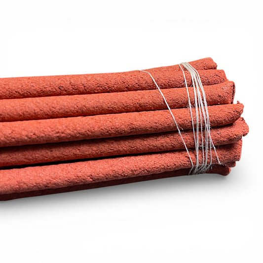 Nahaufnahme der roten Red Crystal Heilkraeuter-Raeucherstaebchen ohne Holzkern - Naturrein und handgefertigt.