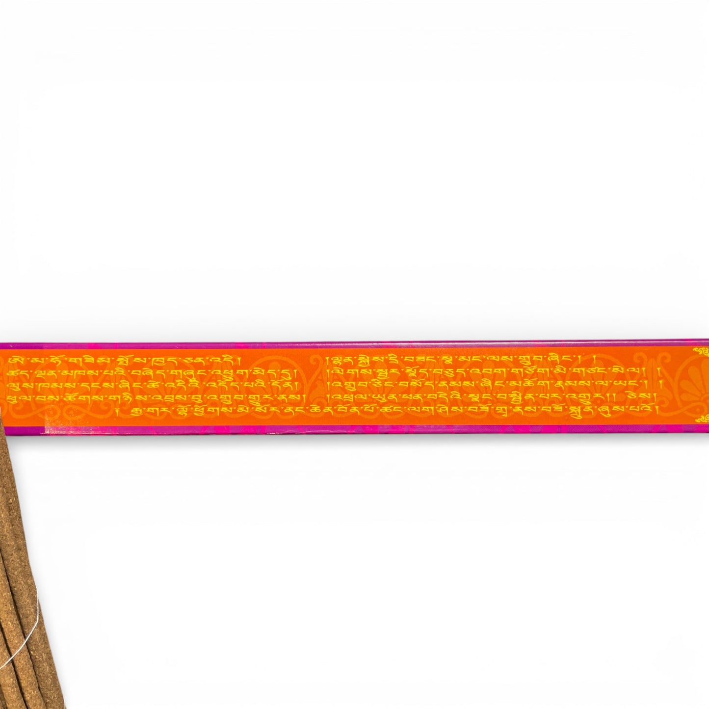 Nahaufnahme der tibetischen Schriftzeichen auf der Emaho Raeucherstaebchen Verpackung - Tibetische Heilkunst