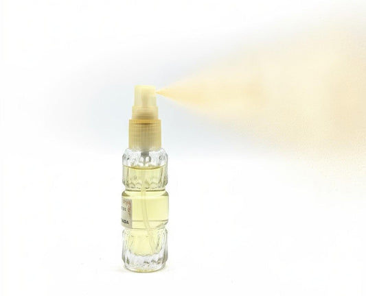 Natuerliches Parfuem Spray beim Verspruehen – Duftwolke entsteht, ideal fuer Koerper oder Raum. Himalaya Vibes Bern – Tibet Laden & Online Shop in der Schweiz