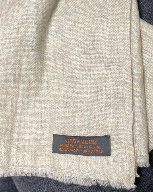 „Natural Sand“ – Handgewebter Kaschmir-Schal aus Nepal nahe