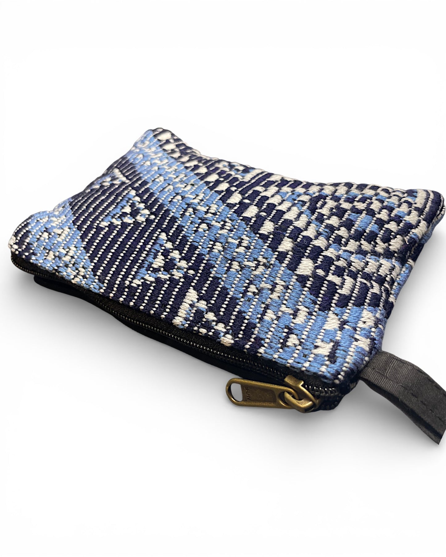 Perspektivische Ansicht der blau-weißen Boho-Tasche aus 100% Baumwolle – Himalaya Vibes.