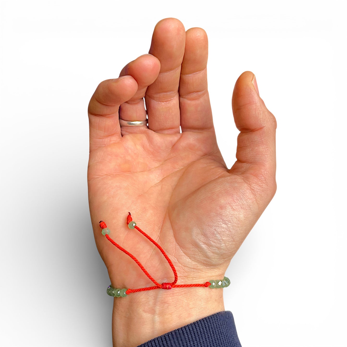 Verstellbarer-Verschluss-rotes-Band-Armband-Messing-Himalaya-Vibes-Bern-handgefertigt-Schmuck-aus-Tibet