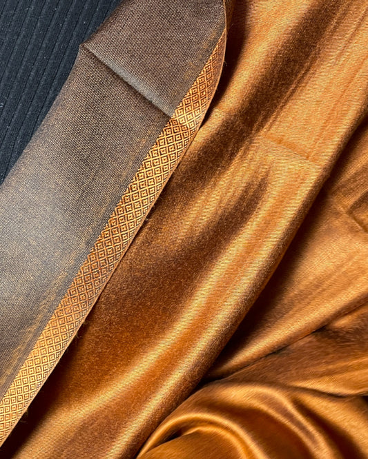 Wendbarer Seidenschal aus Indien in Gold und Schokoladenbraun mit seidigem Glanz, feiner Rautenbordüre und Fransen details