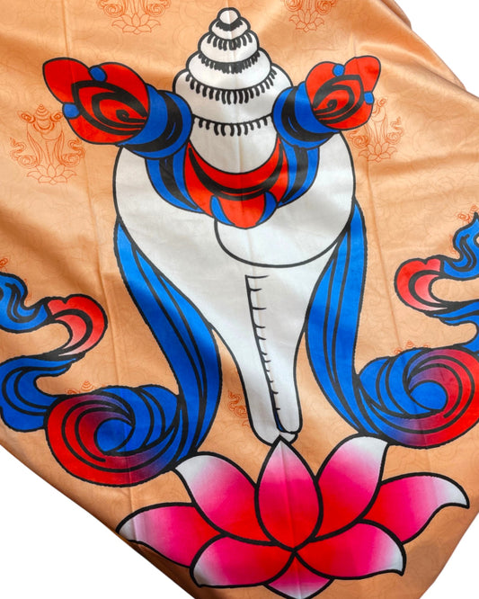 Zentrales Motiv der rechtsgedrehten Muschel Sankha auf beigem Samtgrund - Potala Collection Vorhang PIMCO