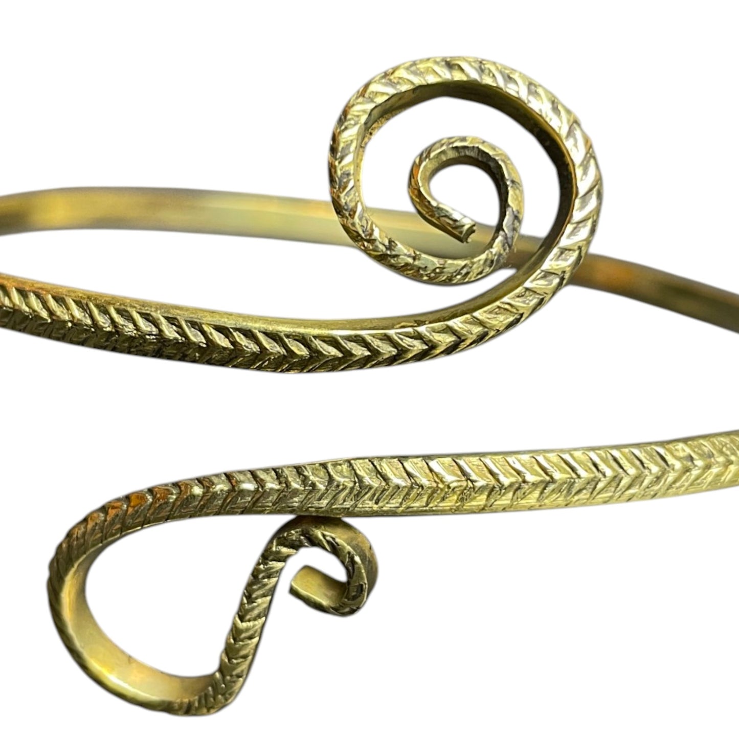 Oberarmreif aus Messing, goldfarben, Detailansicht Spirale – Himalaya Vibes Bern