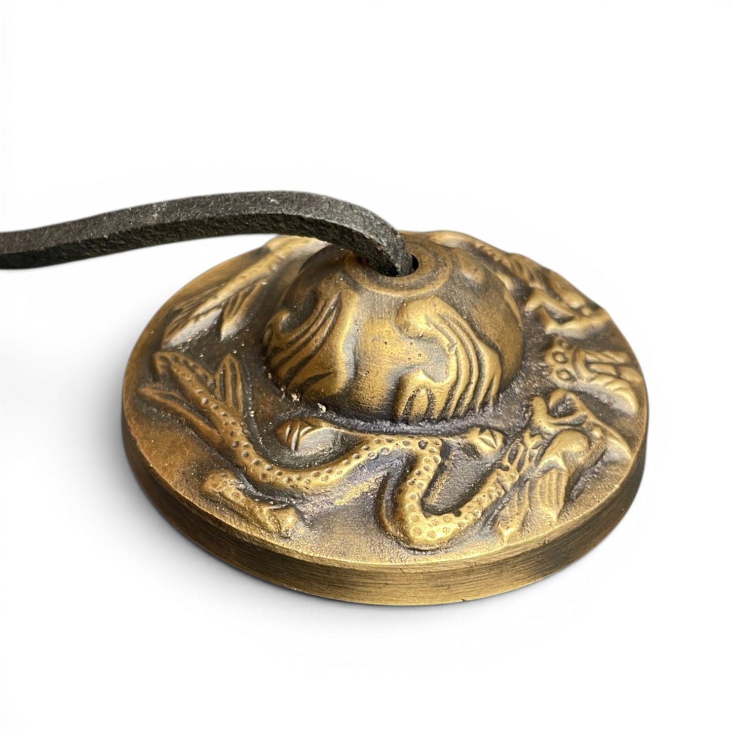 Tibetische Drachen-Zimbeln 6.5 cm – Seitenansicht mit erhabener Drachen-Verzierung