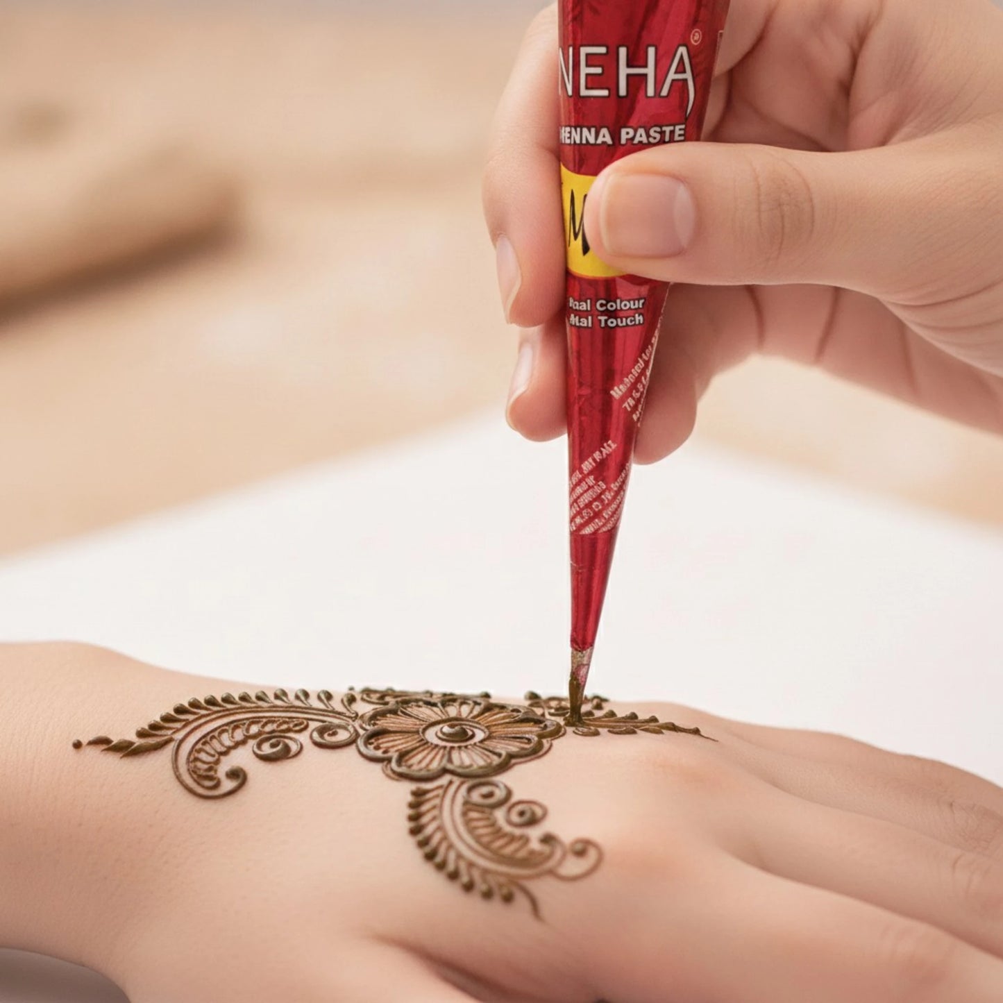 Neha Henna Mehandi Paste Cone Maroon – rote Tube in Gebrauch, traditionelles Mehndi-Design