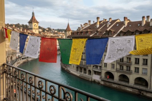 show-a-prayer-flag-on-a-bern-balcony - Himalaya Vibes Bern – Tibet Laden & Online Shop in der Schweiz