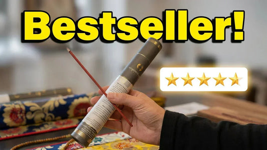 Kunsang präsentiert handgerollte Namdroling tibetische Raeucherstaebchen in Klosterqualitaet im Himalaya Vibes Laden in Bern Kramgasse 63