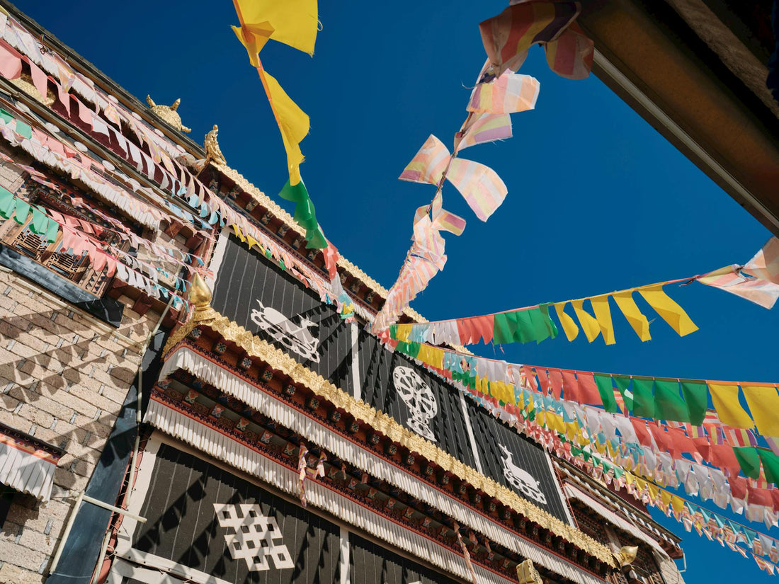 Tibetische Symbole wie Om, Lotus, Endloser Knoten und Gebetsfahnen – Bedeutung und spirituelle Anwendung