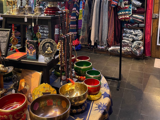 Klangschalen, Malas und Wollartikel im Tibet Laden Himalaya Vibes an der Kramgasse 63 in Bern