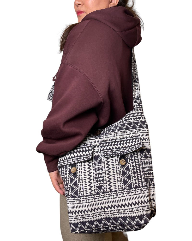 Boho Stofftasche Unisex – Ethno Umhängetasche in Schwarz-Weiss