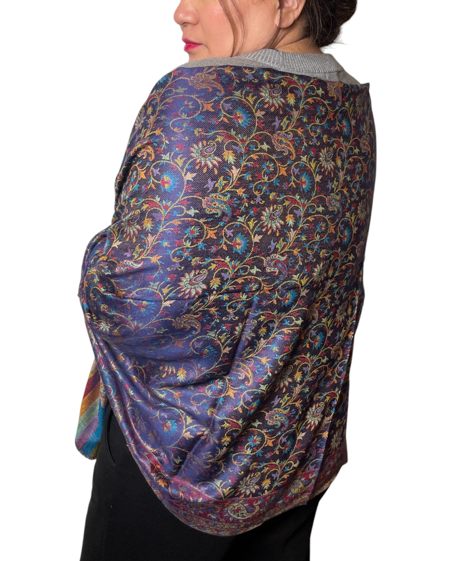 Original Jacquard Schals aus Indien mit kunstvollen Paisley- & Blumenmustern. Luxuriöse Leinen-Seide-Mischung – stilvoll, zeitlos & für alle Jahreszeiten geeignet.