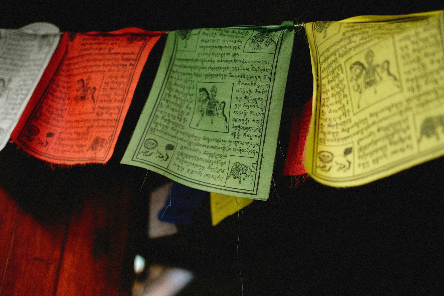 Tibetische Gebetsfahnen Symbole für Frieden, Mitgefühl und Harmonie - Himalaya Vibes Tibet Online Shop