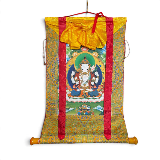 Rouleau thangka Chenrezig avec brocart, 61 x 71 cm, vue d'ensemble avec rubans de soie rouges – Himalaya Vibes