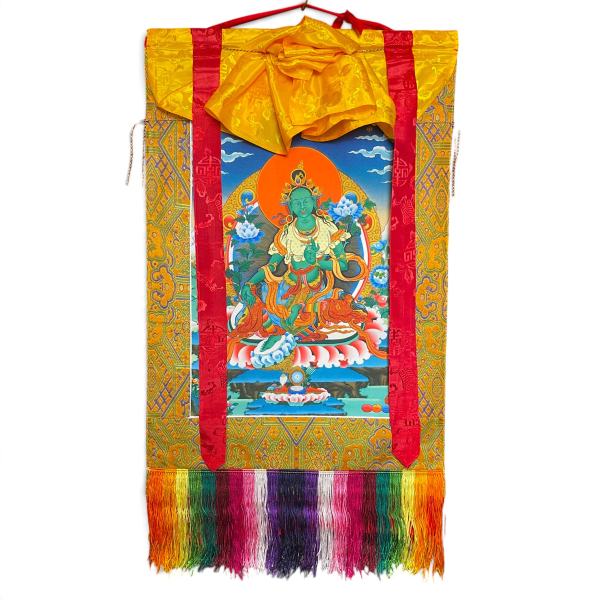 Rouleau thangka Tara verte avec brocart jaune doré, rubans de soie rouges et franges multicolores, vue d'ensemble