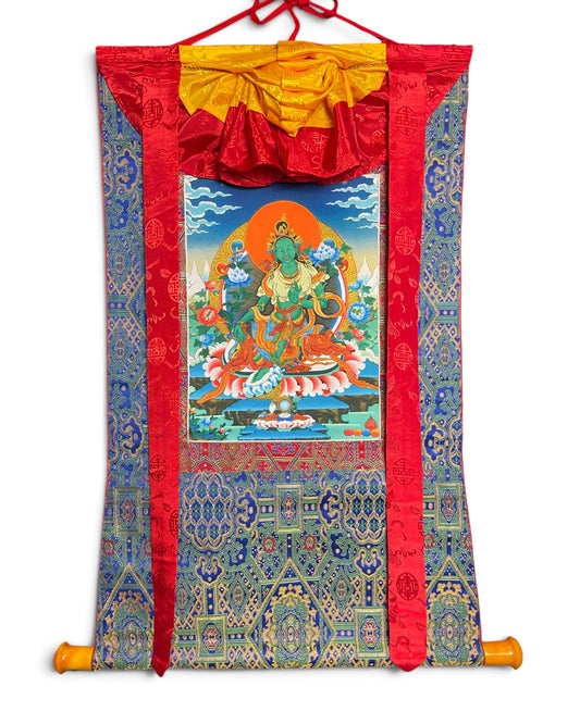 Grüne Tara Thangka Rollbild mit Brokat und Stange, 73 x 95 cm, Gesamtansicht