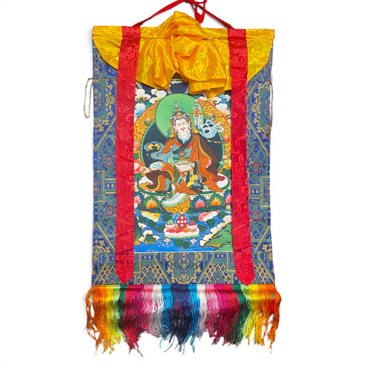 Guru Rinpoche Thangka Rollbild mit Brokat und Fransen, 44 x 79 cm, Gesamtansicht