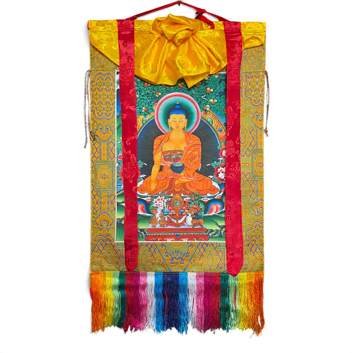 Rouleau thangka Bouddha Shakyamuni avec brocart jaune doré, rubans de soie rouges et franges multicolores, vue d'ensemble
