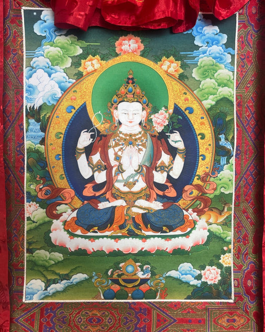 Nahaufnahme des vierarmigen Chenrezig auf dem Thangka mit Lotosthron und Hirsch