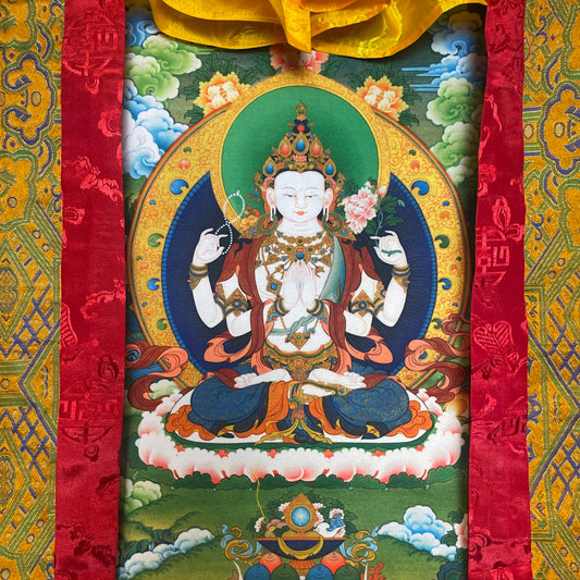 Nahaufnahme des Chenrezig-Motivs auf dem Thangka, vierarmig auf Lotosthron