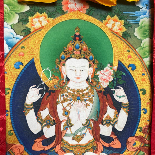 Gros plan de Chenrezig (Avalokiteshvara) à quatre bras avec mala et fleur, motif de thangka imprimé – Himalaya Vibes
