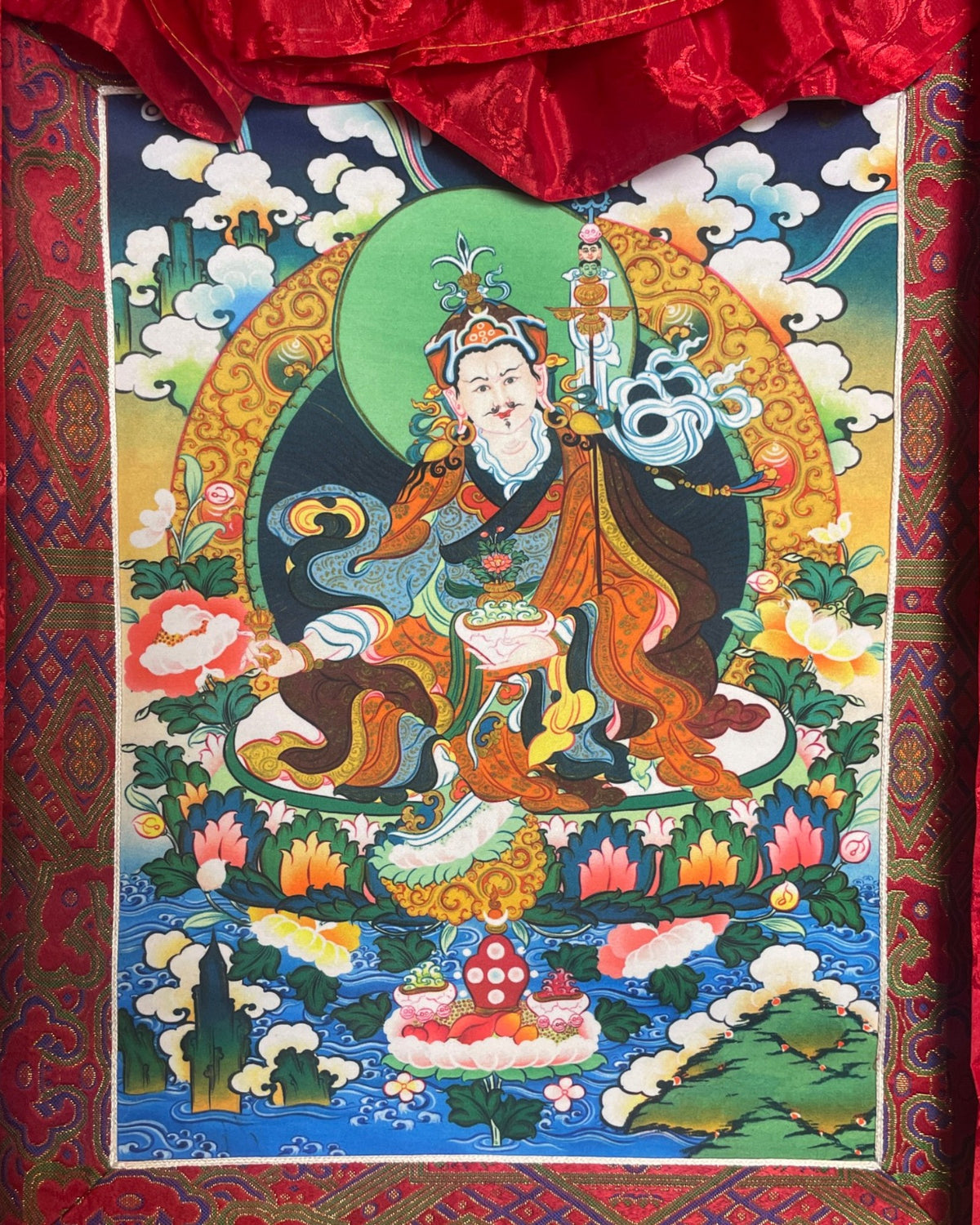 Primo piano del soggetto Guru Rinpoche sul thangka con trono di loto e peonie