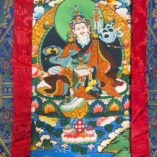 Nahaufnahme des Guru-Rinpoche-Motivs auf dem Thangka mit Lotoshut und Vajra
