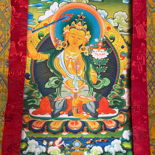Nahaufnahme des Manjushri-Motivs auf dem Thangka mit Flammenschwert und Lotosblüte