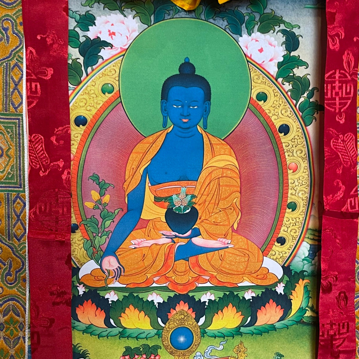 Thangka Buddha della Medicina, primo piano del Buddha della Medicina (Sangye Menla) – Himalaya Vibes